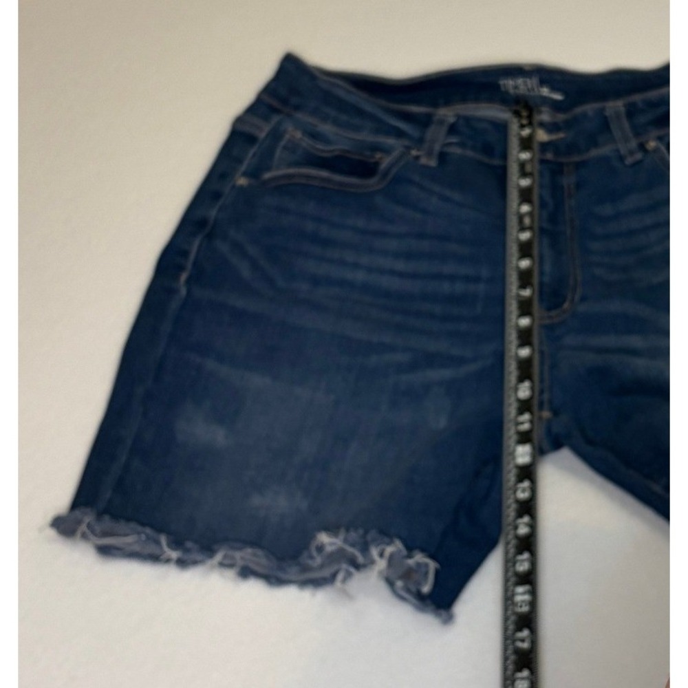 Time and Tru Mid-Rise Denim Shorts Dark Wash Raw Hem Size 16 Blue Stretch - Picture 4 of 7